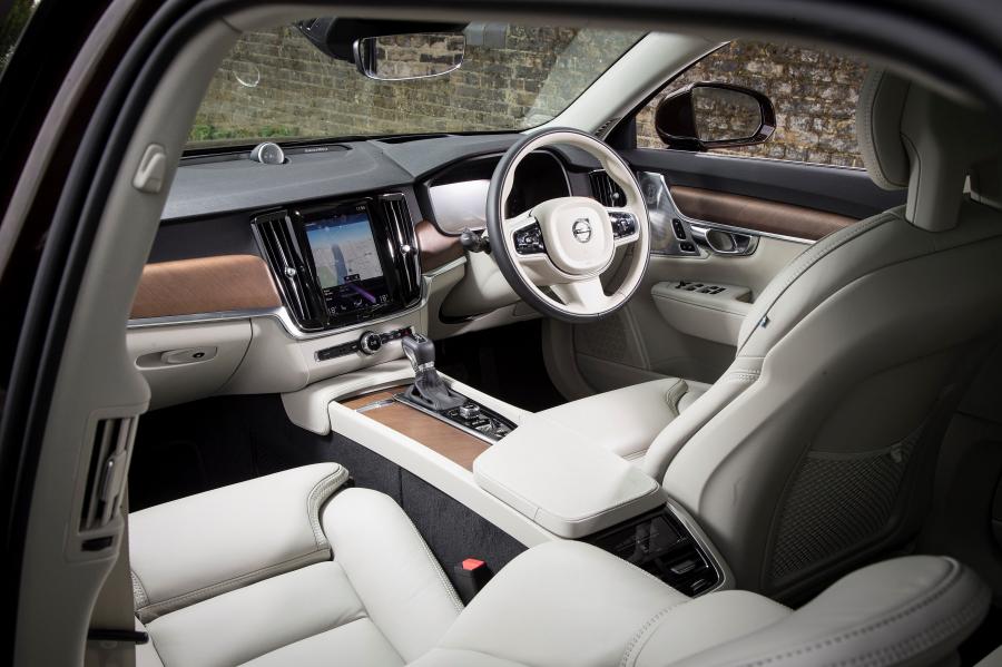 Интерьер Volvo V90 D5 Inscription 2016 года  (UK) (фото 9 из 16)